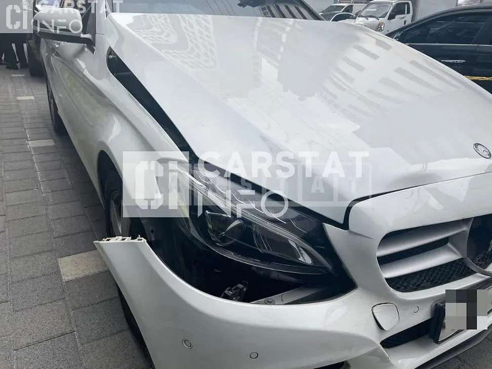 Photo 2 of 11: 2016 Mercedes-Benz C200 d, VIN WDDWF3HB6HR232647 — Korean insurance auction