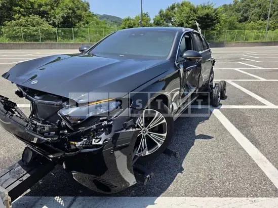 Photo 2 of 18: 2025 Mercedes-Benz E 200 — Korean insurance auction