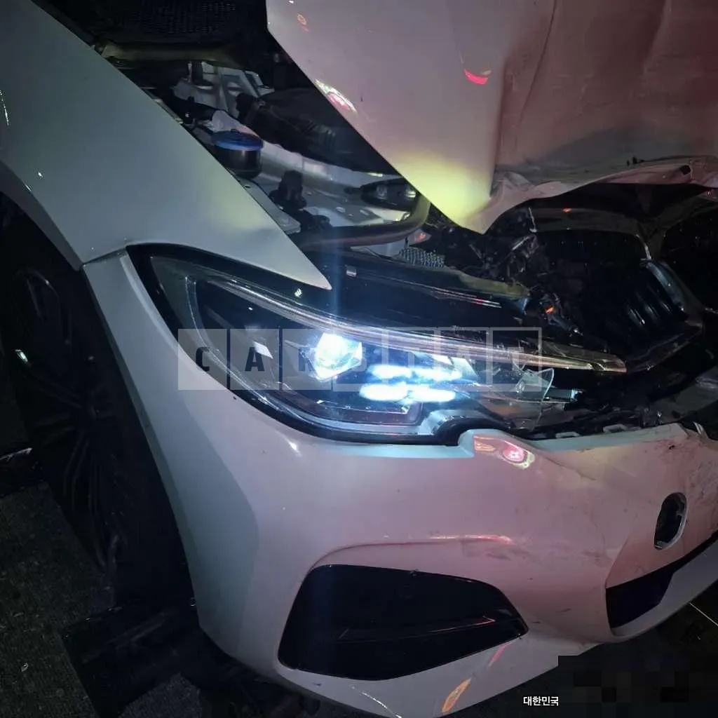Photo 2 of 8: 2021 BMW 320i — Korean insurance auction