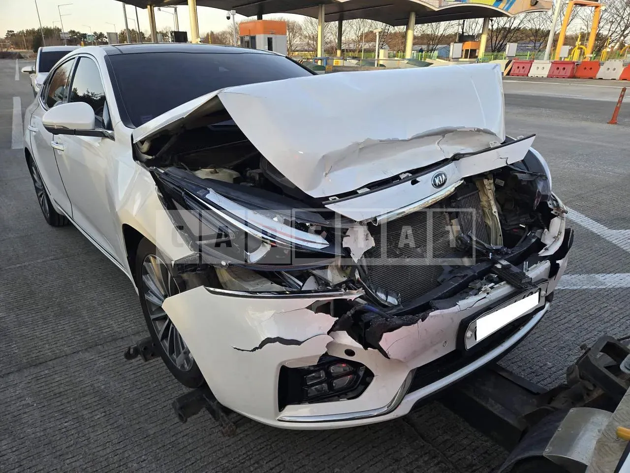 Photo 2 of 7: 2017 Kia K7, VIN KNALB41ABHA091642 — Korean insurance auction