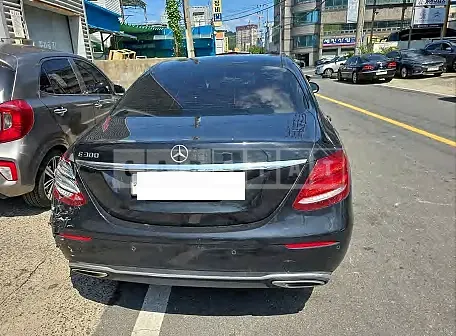 Photo 2 of 9: 2017 Mercedes-Benz E300 — Korean insurance auction