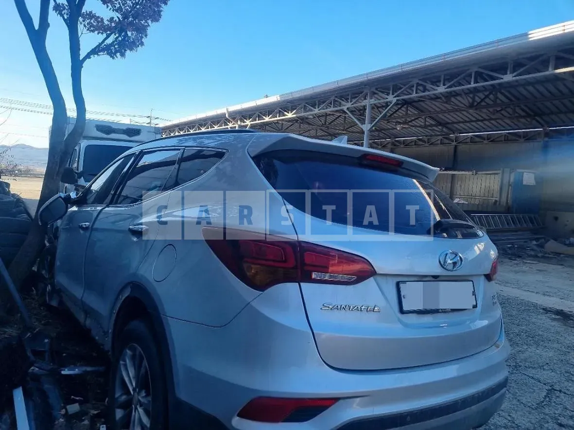 Photo 2 of 8: 2017 Hyundai Santa Fe DM 4WD, VIN KMHSW81UDJU853261 — Korean insurance auction