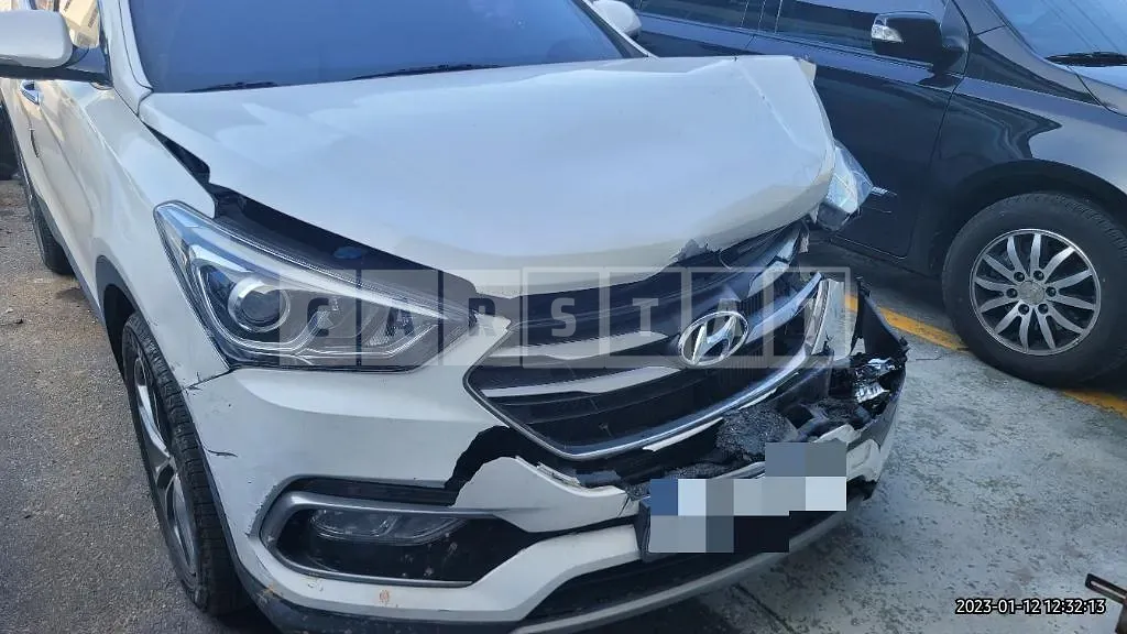 Photo 2 of 18: 2016 Hyundai Santa Fe 2.2 (4WD), VIN KMHSW81XDGU627309 — Korean insurance auction