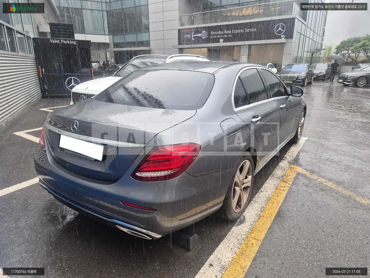 Photo 2 of 9: 2018 Mercedes-Benz E200, VIN WDDZF4CB2JA386853 — Korean insurance auction