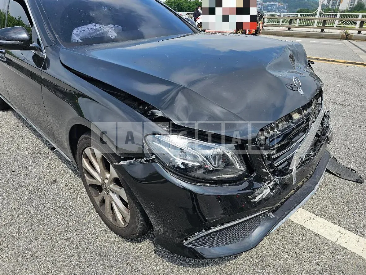 Photo 2 of 31: 2019 Mercedes-Benz E220d — Korean insurance auction