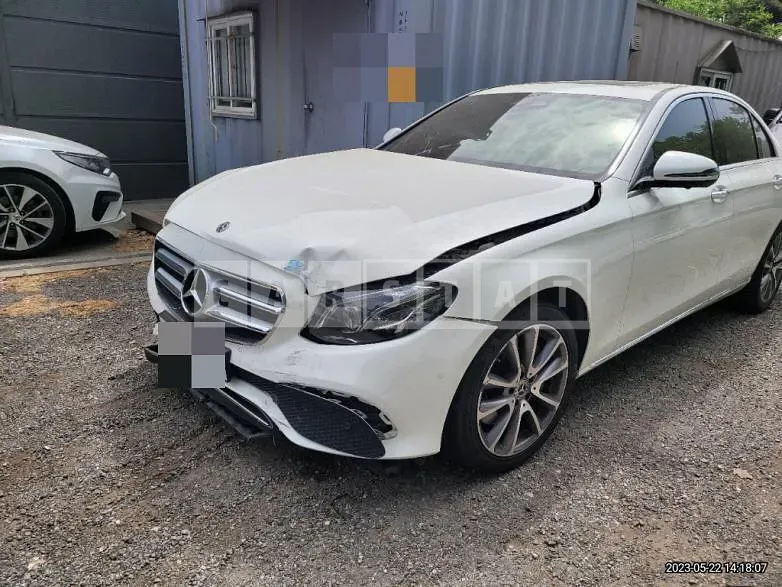 Photo 2 of 16: 2019 Mercedes-Benz E300 4Matic, VIN WDDZF4KB1KA658828 — Korean insurance auction
