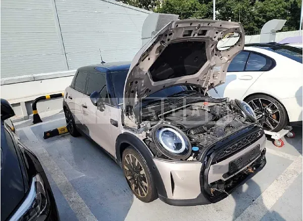Photo 2 of 18: 2022 MINI Cooper S Five-Door — Korean insurance auction