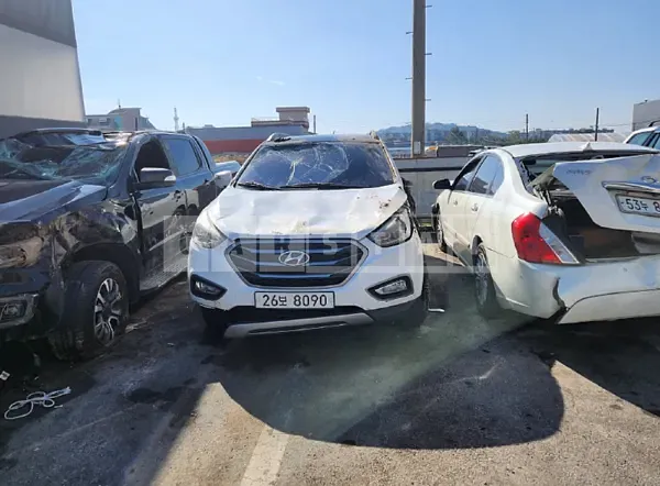 Photo 2 of 13: 2015 Hyundai Tucson, VIN KMHJT81VBFU980423 — Korean insurance auction