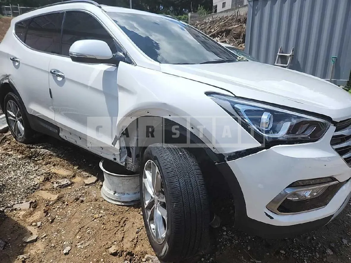Photo 2 of 12: 2016 Hyundai Santa Fe DM, VIN KMHSW81UBGU626930 — Korean insurance auction