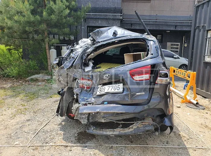 Photo 2 of 6: 2015 Kia Sorento, VIN KNAPH81BBFA079556 — Korean insurance auction