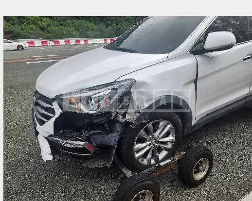 Photo 2 of 9: 2017 Hyundai Santa Fe DM — Korean insurance auction