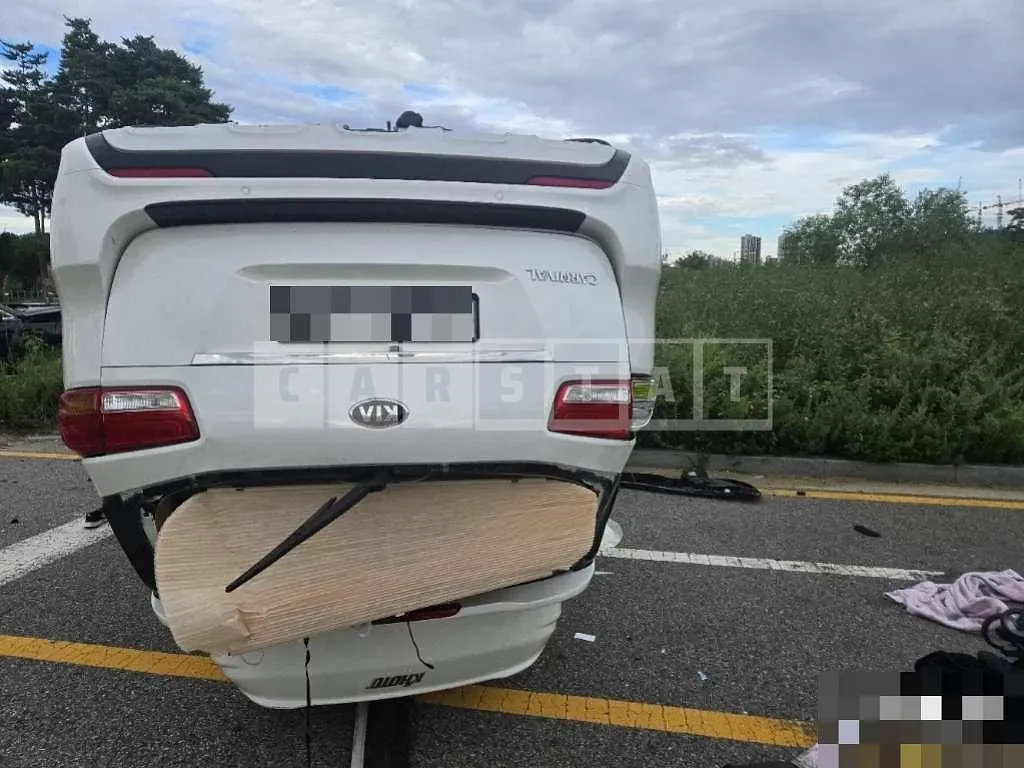Photo 2 of 9: 2017 Kia Carnivals — Korean insurance auction