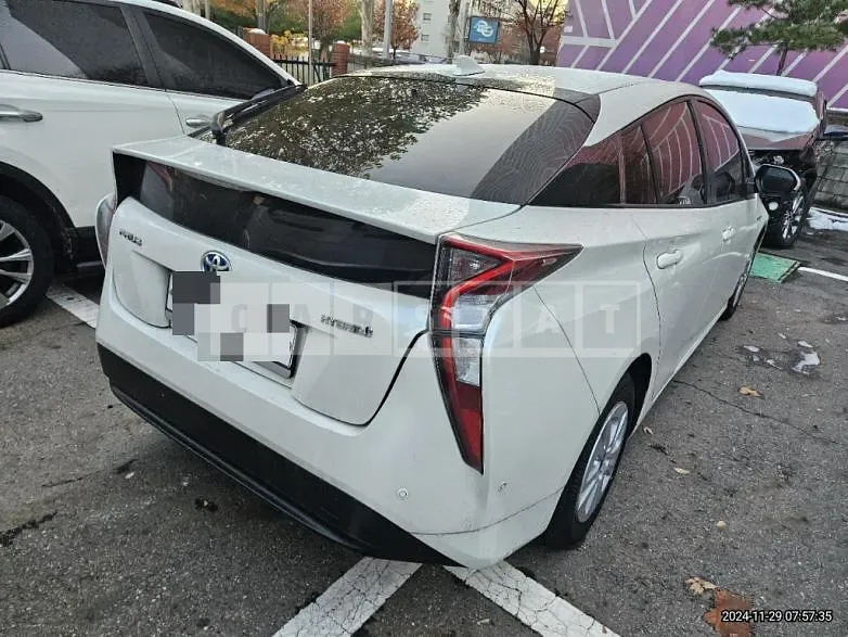 Photo 2 of 13: 2017 Toyota Prius — Korean insurance auction