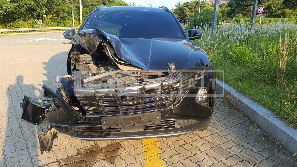 Photo 2 of 17: 2021 Hyundai Tucson, VIN KMHJE811BMU018283 — Korean insurance auction