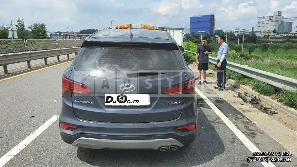 Photo 2 of 4: 2016 Hyundai Santa Fe, VIN KMHSU81UBGU569431 — Korean insurance auction