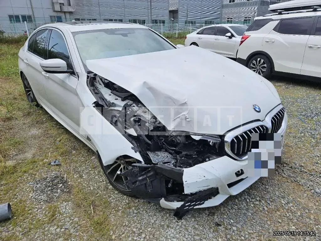 Photo 2 of 16: 2022 BMW 520i — Korean insurance auction