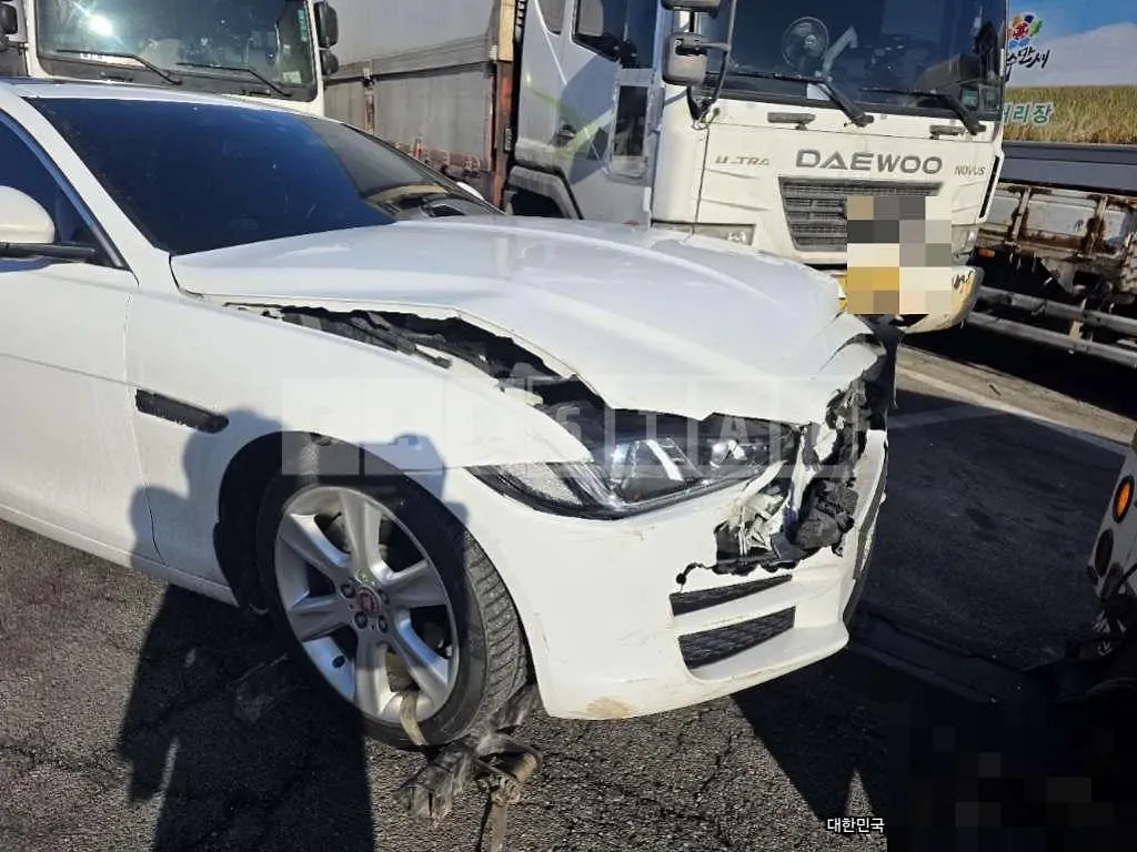Photo 2 of 12: 2017 Jaguar XE 20d — Korean insurance auction