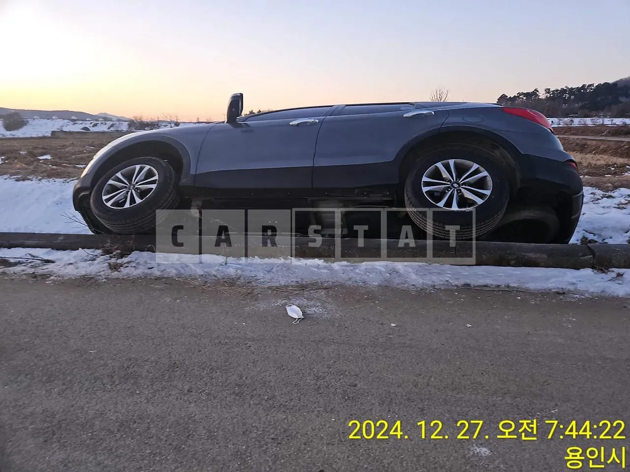 Photo 2 of 18: 2015 Hyundai Santa Fe, VIN KMHSW81UDFU444216 — Korean insurance auction