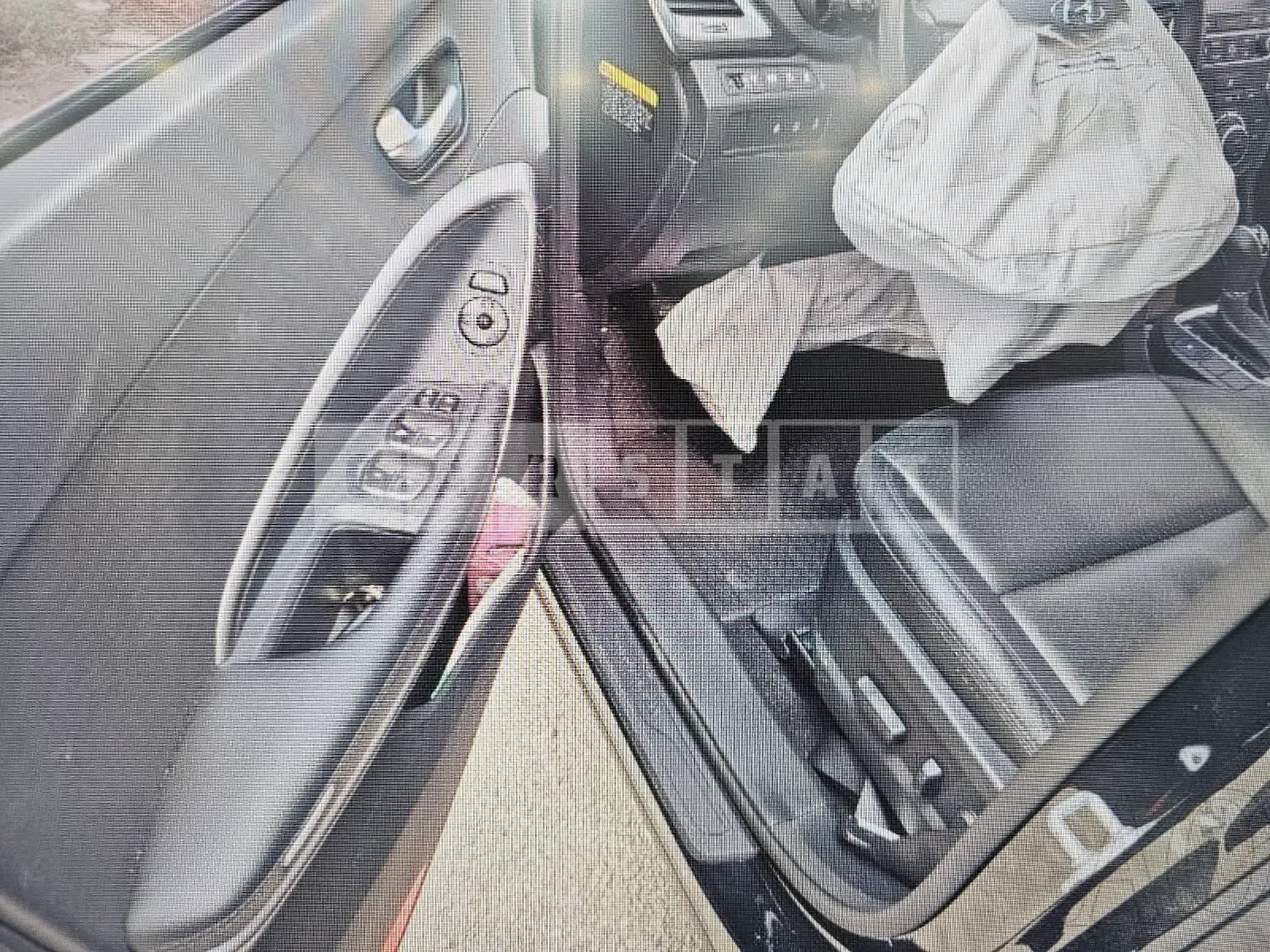 Photo 2 of 38: 2017 Hyundai Santa Fe, VIN KMHSW81UDHU724589 — Korean insurance auction