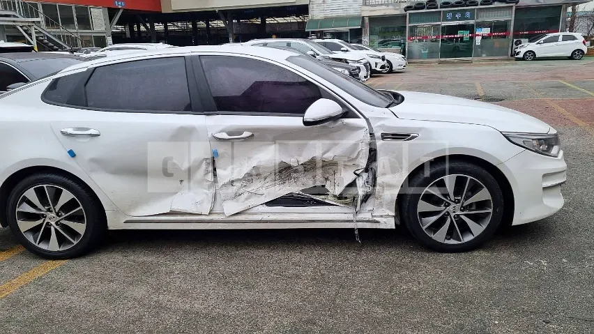 Photo 2 of 17: 2017 Kia K5, VIN KNAGX411BHA113993 — Korean insurance auction