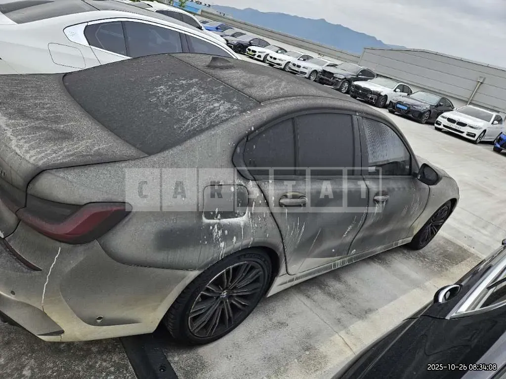 Photo 2 of 13: 2021 BMW 320i — Korean insurance auction