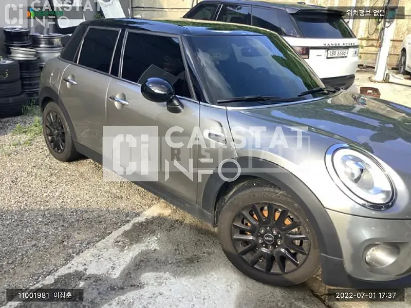 Photo 2 of 11: 2017 MINI Cooper Five-Door, VIN WMWXU1106J2H33327 — Korean insurance auction