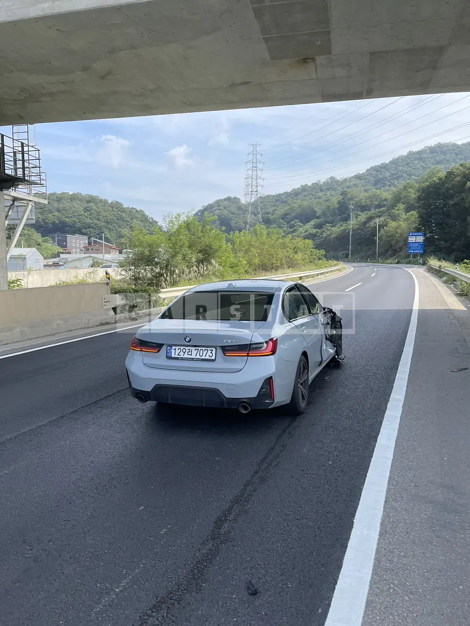 Photo 2 of 13: 2023 BMW 320i — Korean insurance auction