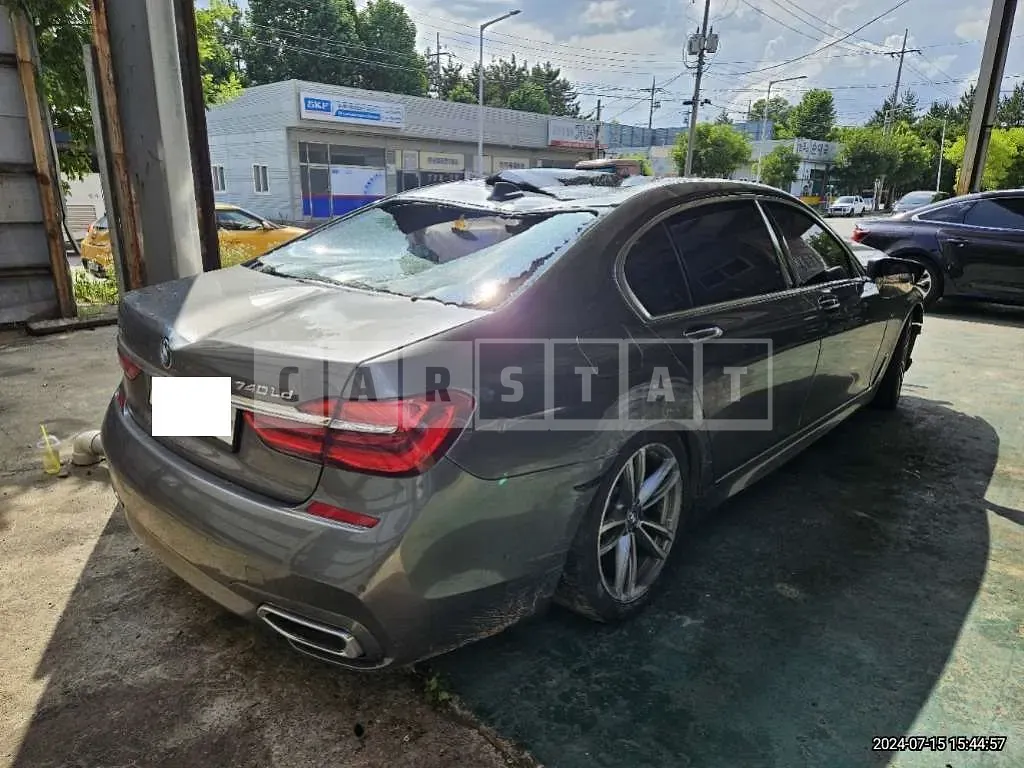 Photo 2 of 17: 2018 BMW 740d xDrive — Korean insurance auction
