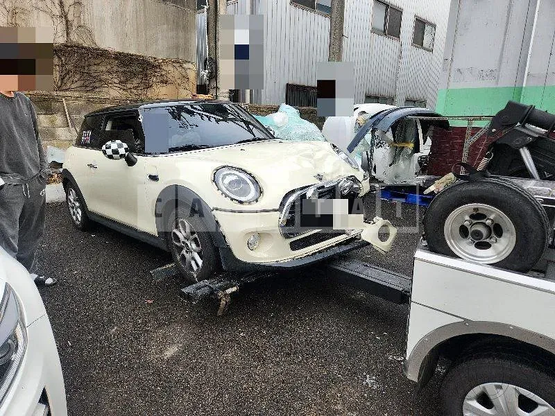 Photo 2 of 2: 2018 MINI Cooper D, VIN WMWXY3101KTF76978 — Korean insurance auction