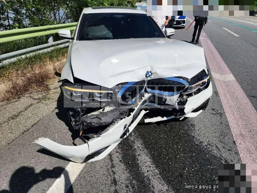 Photo 2 of 14: 2021 BMW 320i — Korean insurance auction