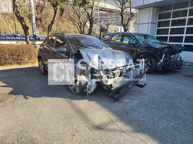 Photo 2 of 17: 2018 Hyundai Kona Electric, VIN KMHK281GFKU004864 — Korean insurance auction