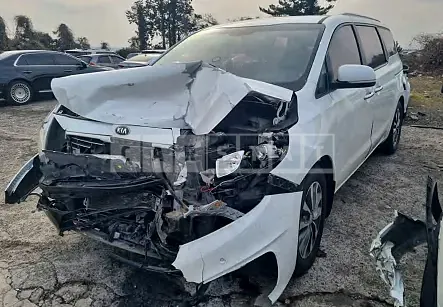 Photo 2 of 9: 2017 Kia Carnival, VIN KNAMB81ABHS335855 — Korean insurance auction