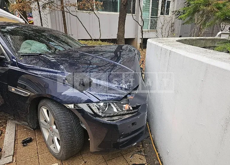 Photo 2 of 15: 2017 Jaguar XE 20d, VIN SAJAA4BN8HA962586 — Korean insurance auction