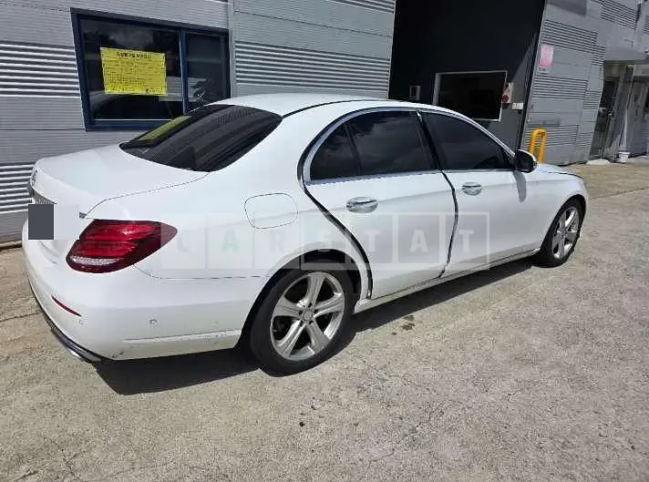 Photo 2 of 33: 2016 Mercedes-Benz E220 d — Korean insurance auction