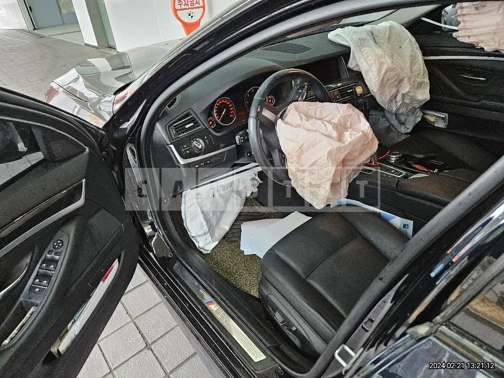 Photo 2 of 36: 2016 BMW 520d, VIN WBA5E5102GG203960 — Korean insurance auction