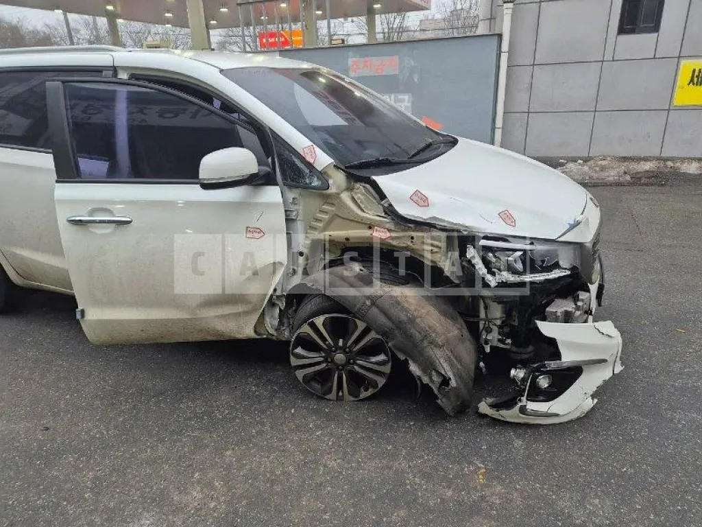 Photo 2 of 15: 2019 Kia Carnival — Korean insurance auction