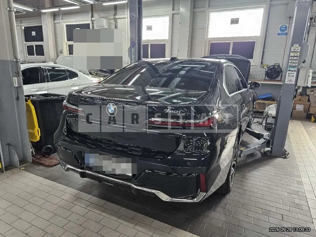 Photo 2 of 24: 2023 BMW 740i — Korean insurance auction