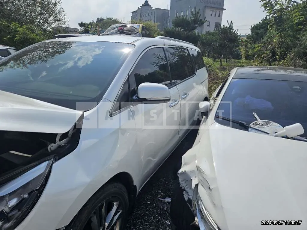 Photo 2 of 13: 2017 Kia Carnival, VIN KNAMC81ABHS296767 — Korean insurance auction