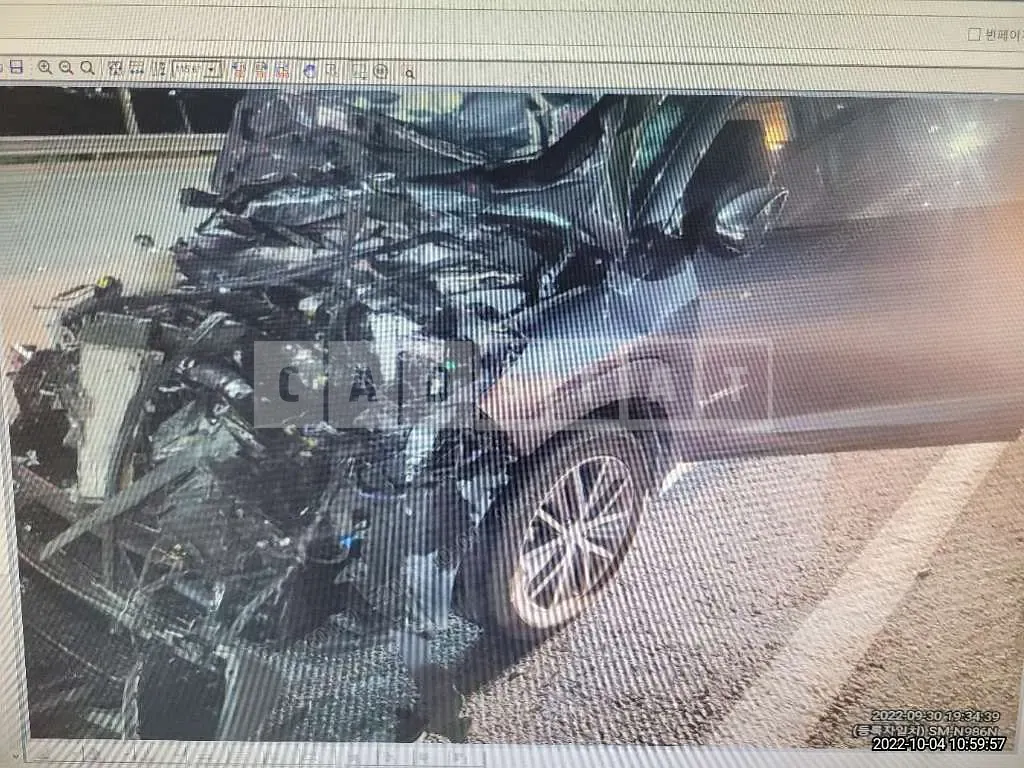 Photo 2 of 3: 2016 Hyundai Tucson, VIN KMHJ381ABGU049570 — Korean insurance auction