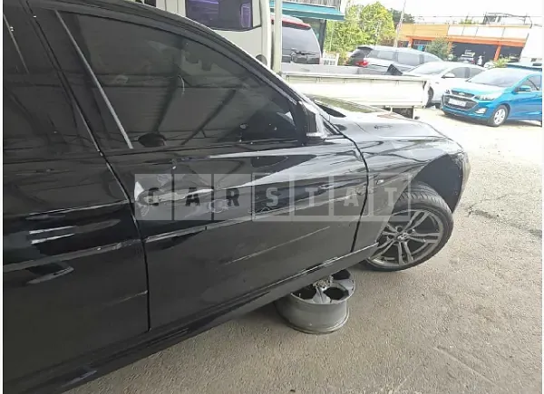 Photo 2 of 19: 2017 BMW 320i — Korean insurance auction