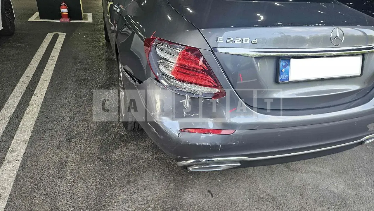 Photo 2 of 12: 2019 Mercedes-Benz E220 d, VIN WDDZF0EB1KA615952 — Korean insurance auction