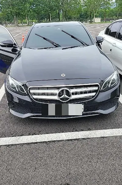 Photo 1 of 10: 2018 Mercedes-Benz Sandsbenz E300 — Korean insurance auction