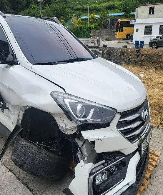 Photo 2 of 27: 2016 Hyundai Santa Fe, VIN KMHSW81XDGU668638 — Korean insurance auction