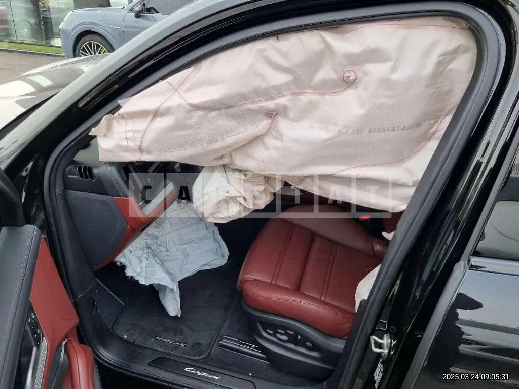 Photo 2 of 38: 2024 Porsche Cayenne — Korean insurance auction