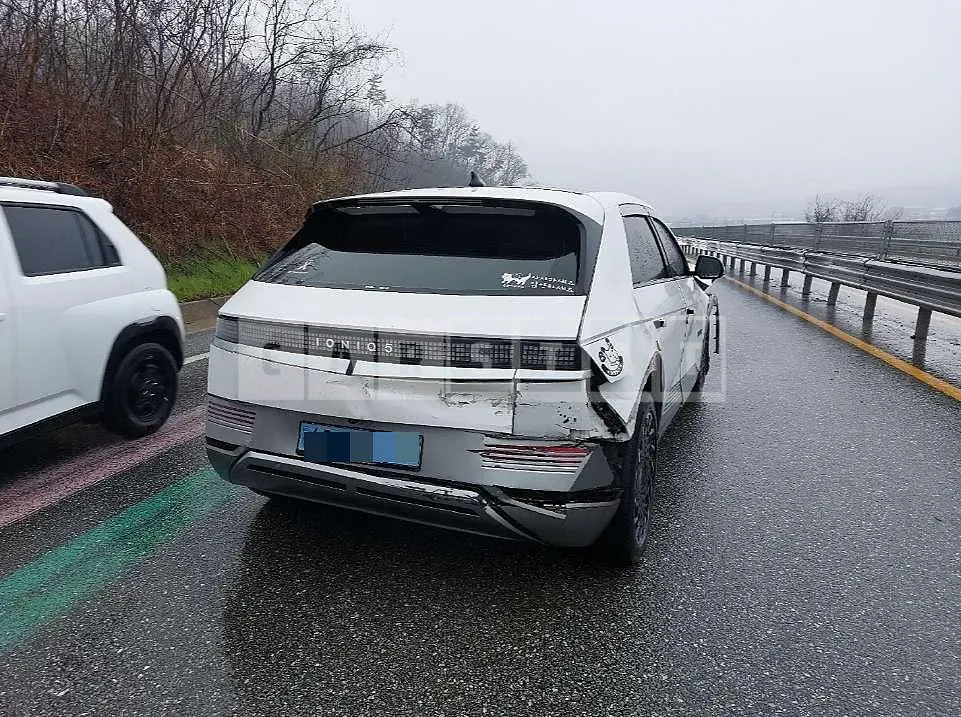 Photo 2 of 5: 2021 Hyundai IONIQ 5 — Korean insurance auction