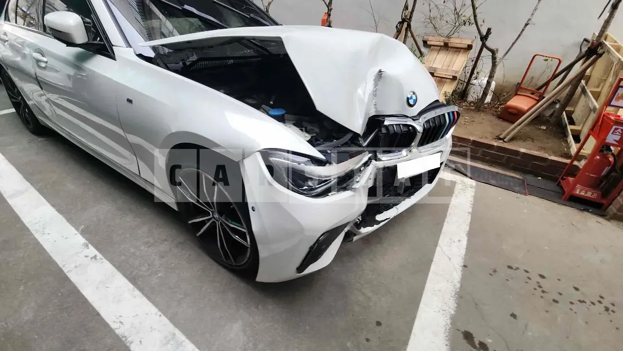 Photo 2 of 10: 2022 BMW 320i, VIN WBA5X5103NFN11135 — Korean insurance auction