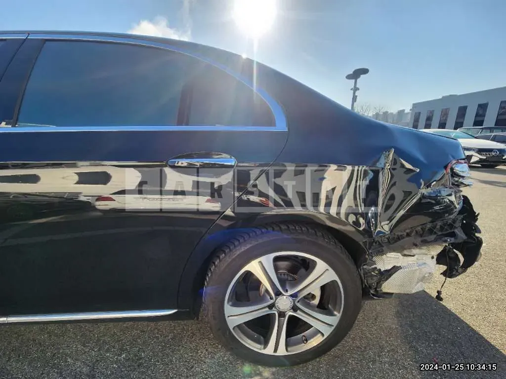 Photo 2 of 16: 2017 Mercedes-Benz E 300 4Matic, VIN WDDZF4KB9HA137221 — Korean insurance auction