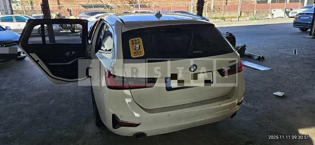 Photo 2 of 15: 2021 BMW 320i Touring — Korean insurance auction