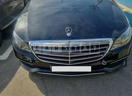 Photo 2 of 9: 2017 Mercedes-Benz E 300 4Matic, VIN WDDZF4KB4HA192353 — Korean insurance auction