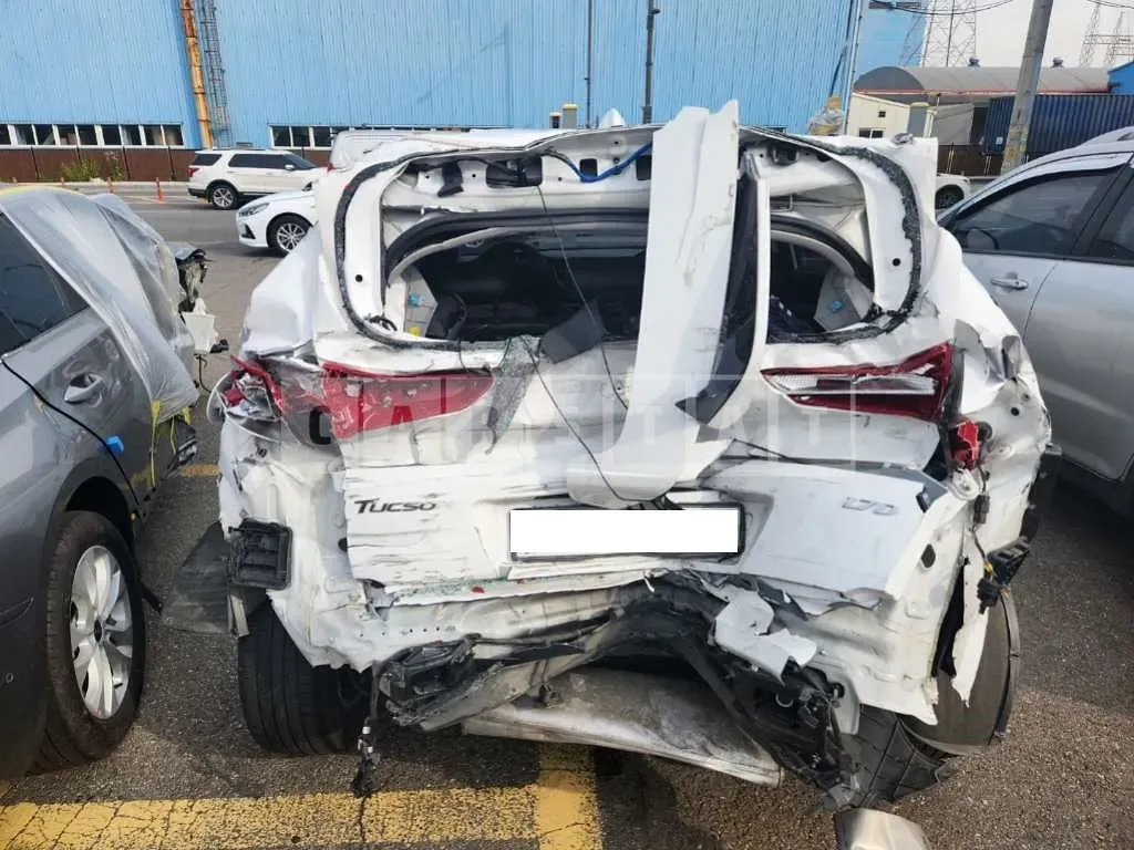 Photo 2 of 40: 2018 Hyundai Tucson, VIN KMHJ2815GJU755755 — Korean insurance auction
